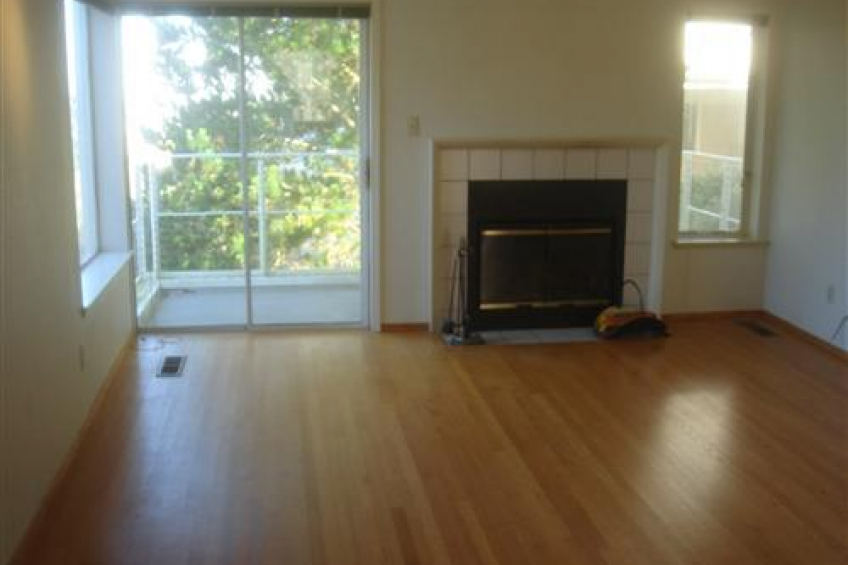 Beautiul hardwood floors, working fireplace and balcony with ocean views Resource #211807: image #2