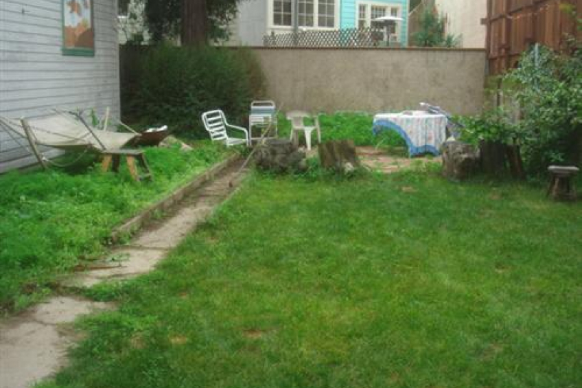 Backyard looking away from building Resource #242319: image #14