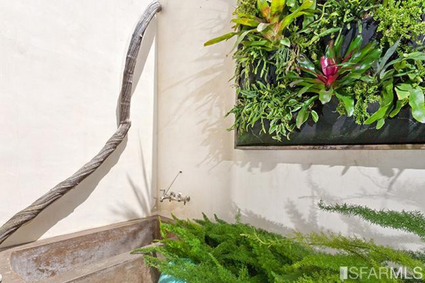 A closer view of the soaking tub. Resource #270649: image #17