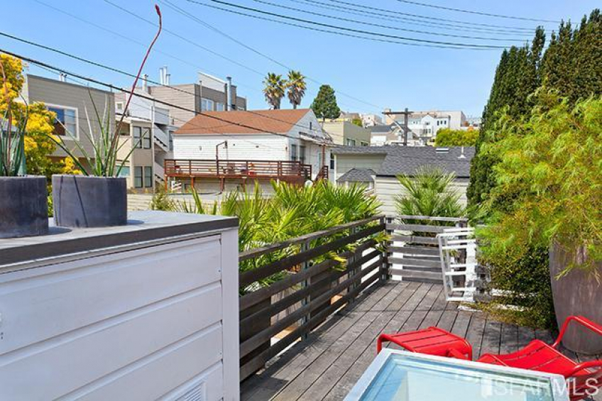 The roof deck feels intimate and cozy. Resource #270649: image #20