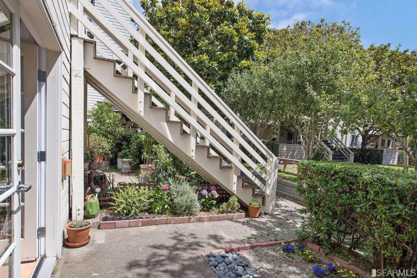 Side view of the rear patio. Note it is very green. Owner does some of her own plantings on her patio. HOA takes care of the landscape. Resource #315375: image #23