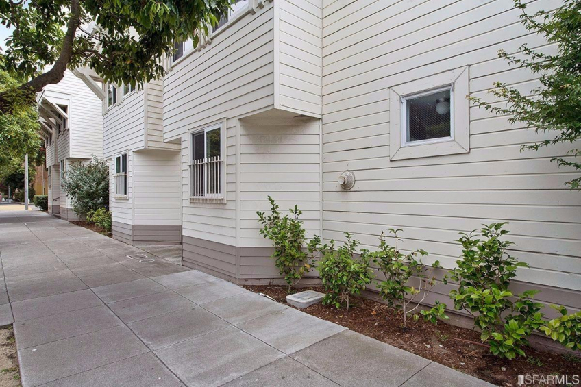 Nicely landscaped. HOA maintains the areas. Resource #315375: image #28