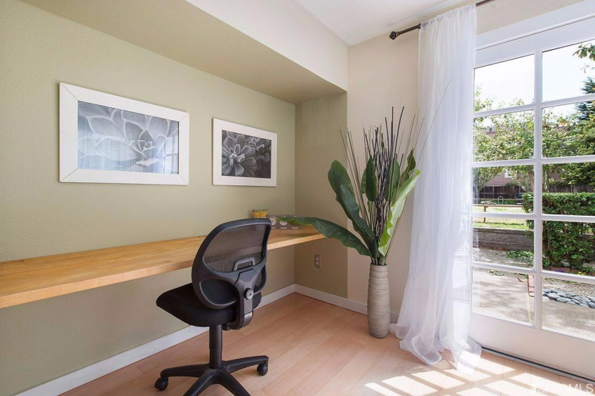 Great built in desk area. Perfect for work, hobbies and can double as a bar or buffet when entertaining. Resource #315375: image #8