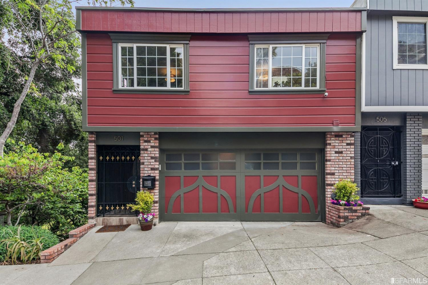 Welcome to 501 Franconia! Corner lot = greenery running the entire length of house's north side. Find a separate entrance to the home through a side gate. Resource #337080: image #1