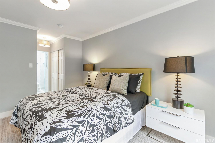 Top-floor bedroom with en-suite bathroom. Resource #337080: image #18