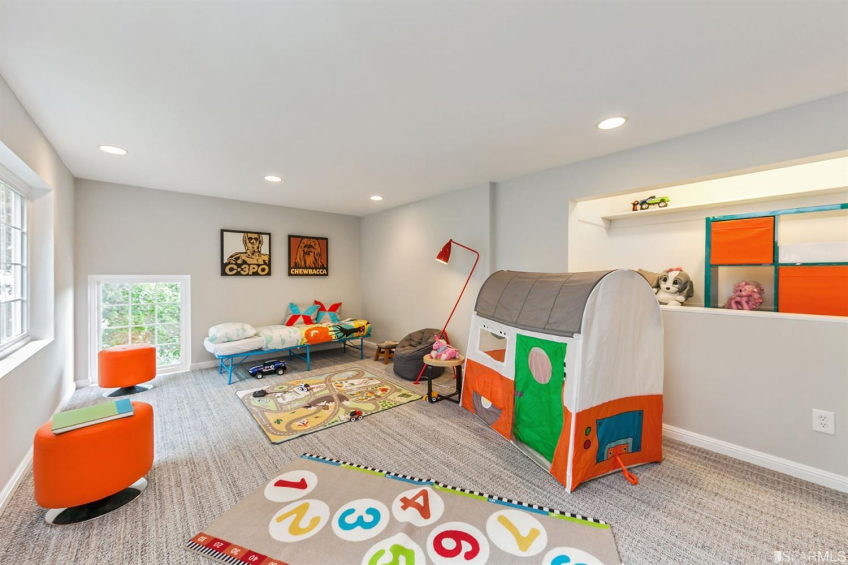 A flexible bonus room: create a playroom, office, gym, or guest room. Views along the side face the luscious trees! Resource #337080: image #26