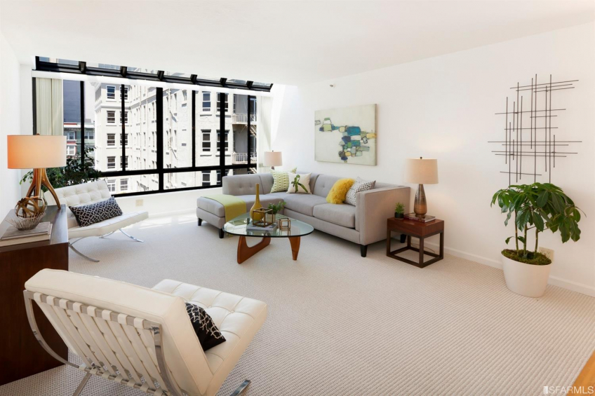 Living room looking at the big windows. Note the solarium over the top! Resource #337487: image #2