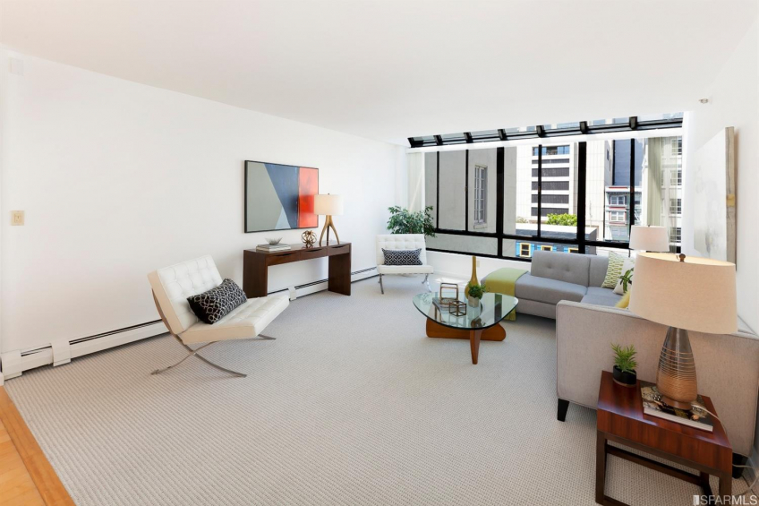 Living room with lots of windows/light! Resource #337487: image #4