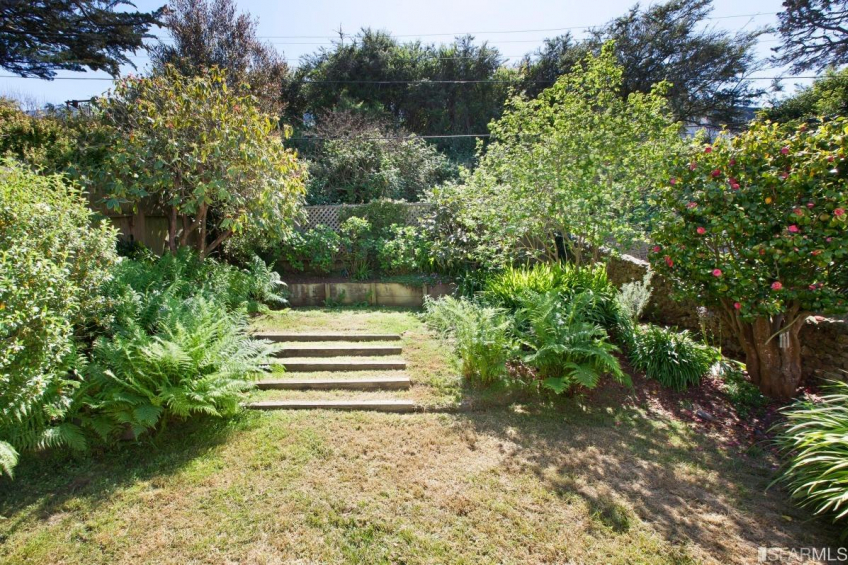 Gently sloped yard is quite usable. Resource #349379: image #15