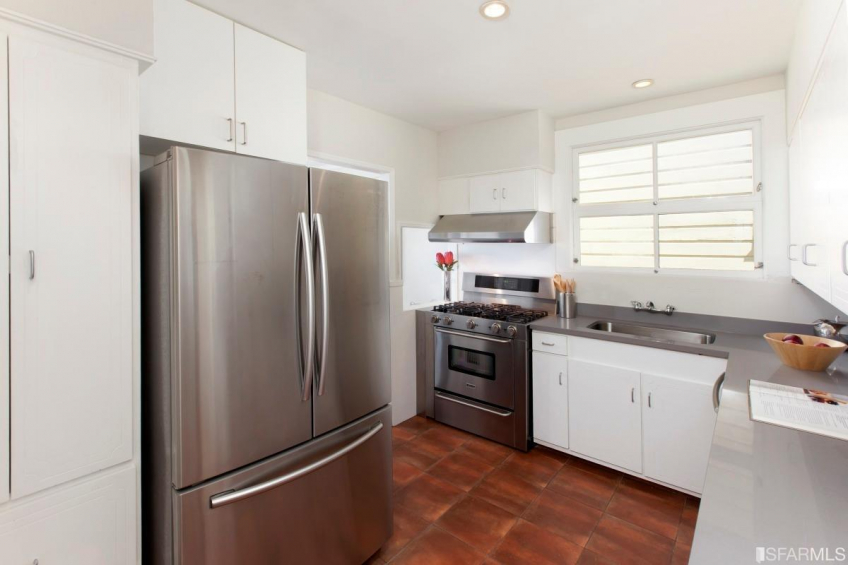 Big fridge? Check. Big stove? Check. Resource #349379: image #7