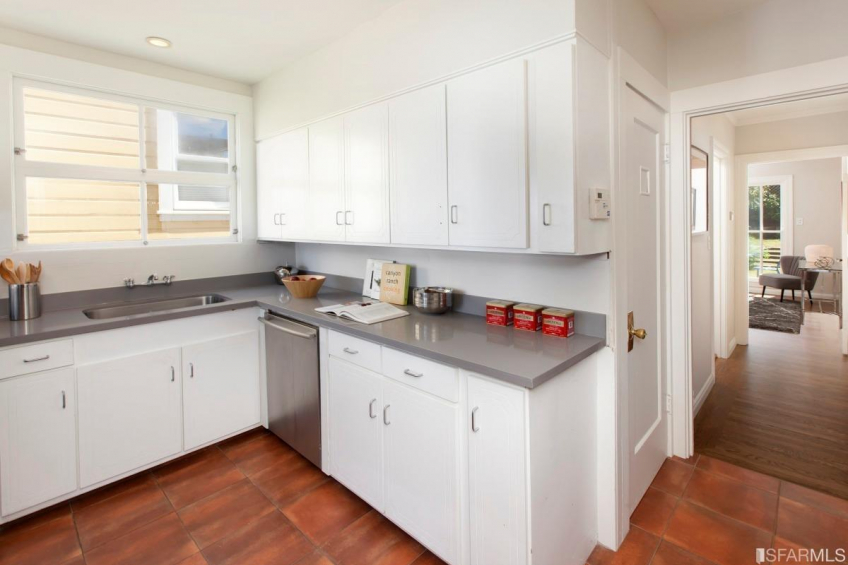 Because this home has windows on all 4 sides it is flooded with natural light throughout the day. Resource #349379: image #8