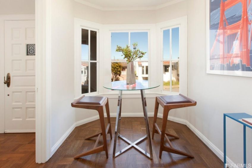 Cozy breakfast nook at front bay. Resource #349379: image #9
