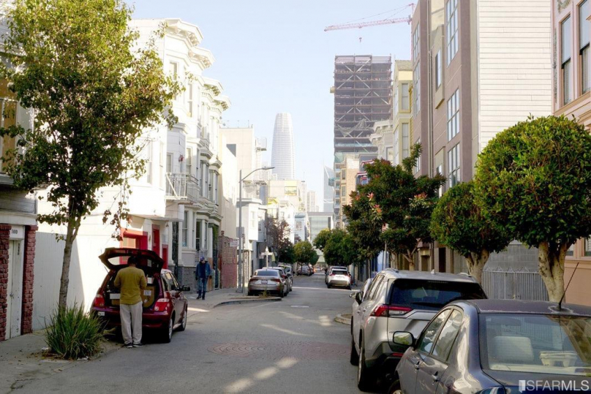 Natoma Street is smaller and much less traveled than the adjacent main streets, Howard and Mission. Resource #374464: image #12