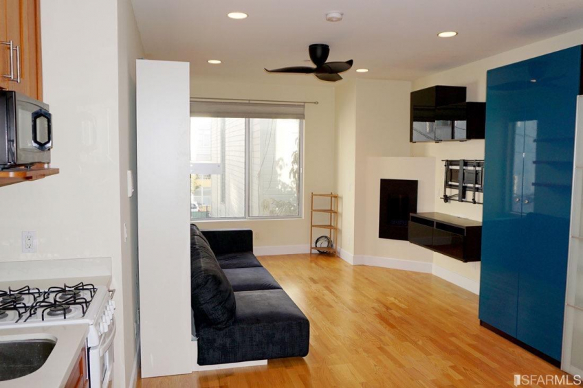 Enter Unit #301. The nice sized windows let in ample light. The bathroom is to your right. The ceiling fan is a nice addition! Resource #374464: image #2