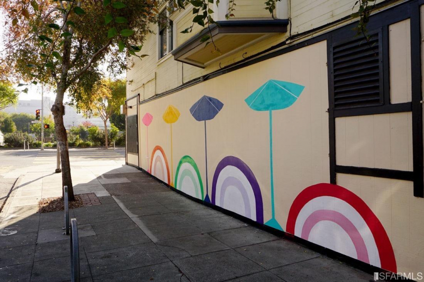 Another cheerful, colorful, mural in the neighborhood. Resource #374464: image #25