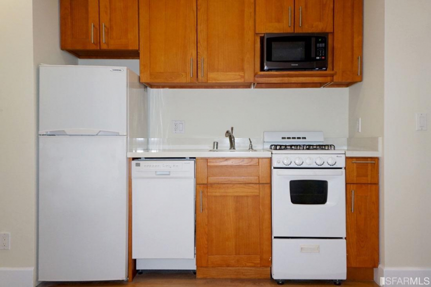 It may be small, but it has everything you need: refrigerator, dishwasher, gas range, microwave, garbage disposal, and a good amount of cabinet space. Resource #374464: image #3