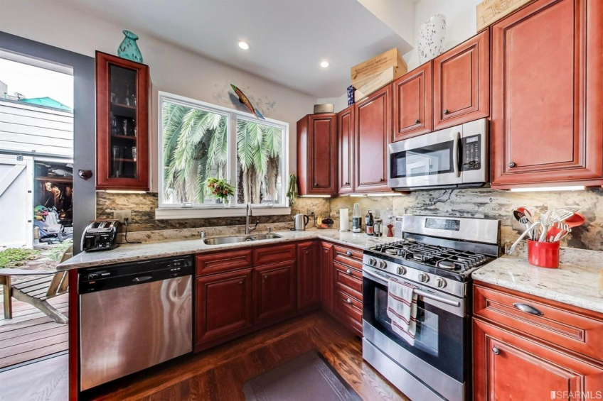 246 Middle Flat: Kitchen opens to deck & yard Resource #375029: image #11