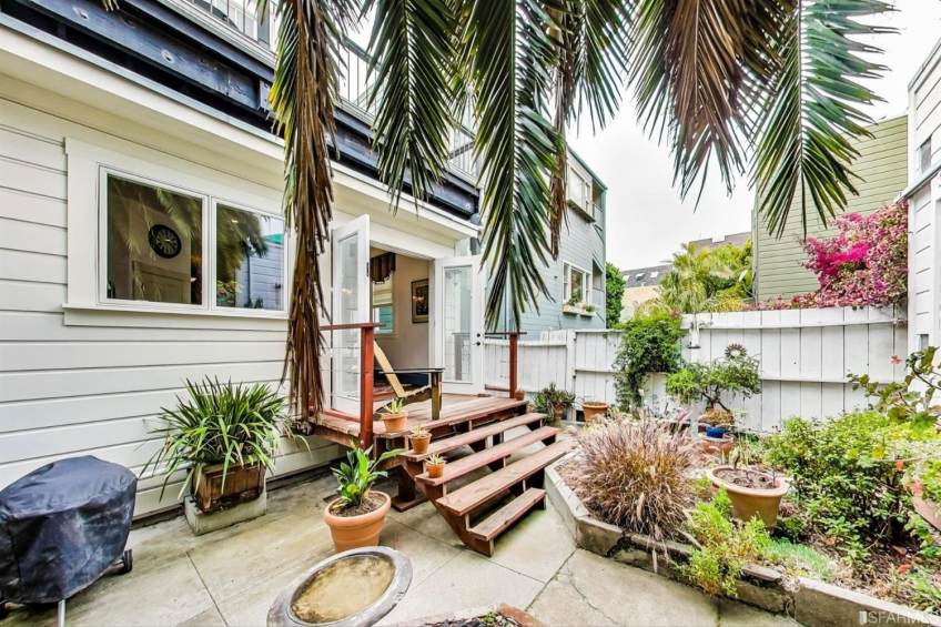 246 Middle Flat: deck & yard access from French Doors in Kitchen Resource #375029: image #19