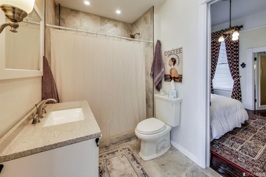 246 Middle Flat: Large bathroom, connected to bedroom 2 (show with prior furnishings) Resource #375029: image #20