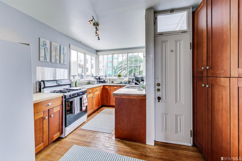 246A Top floor Flat: Sunny kitchen Resource #375029: image #27