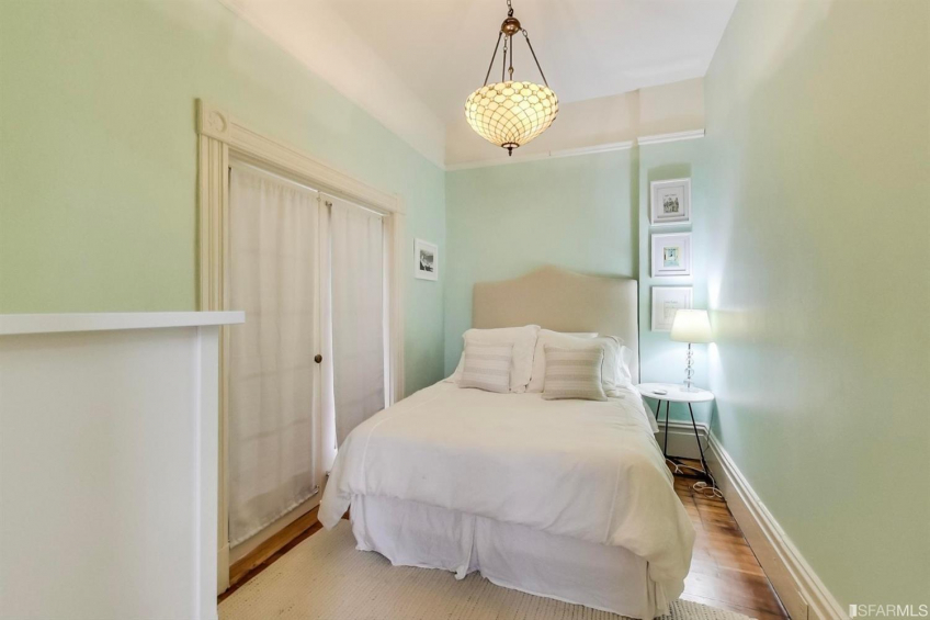 246A Top floor Flat: 2nd bedroom, or double parlor Resource #375029: image #33