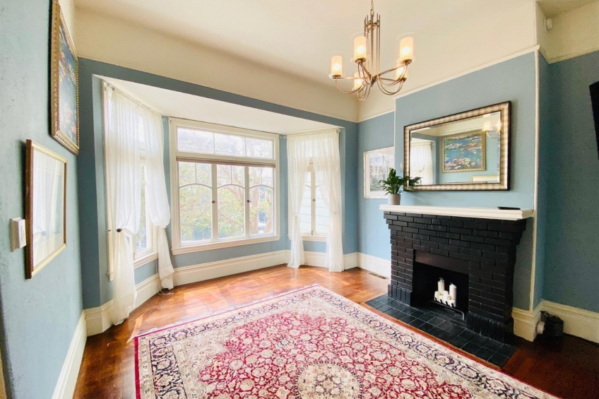 246 Middle Flat: Living Room - current photo Resource #375029: image #5